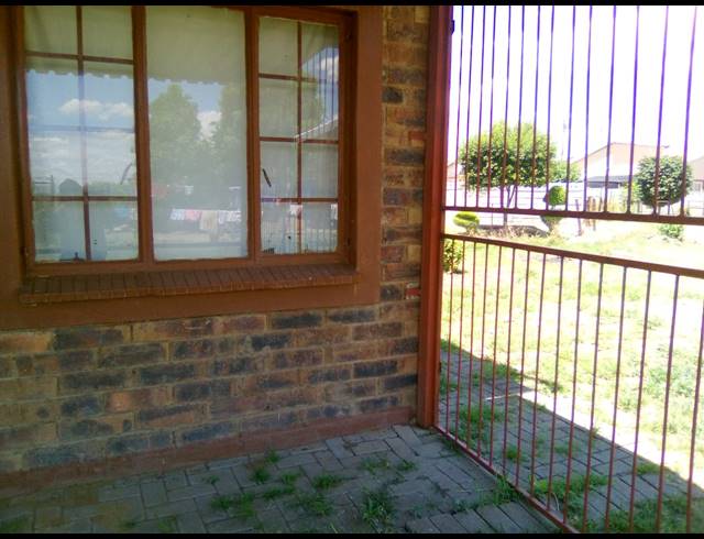 2 BEDROOM HOUSE FOR SALE IN SERALENG